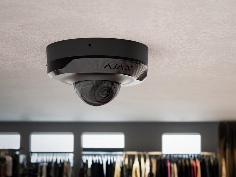 Caméra Ajax DomeCam Mini noire au plafond d’une boutique